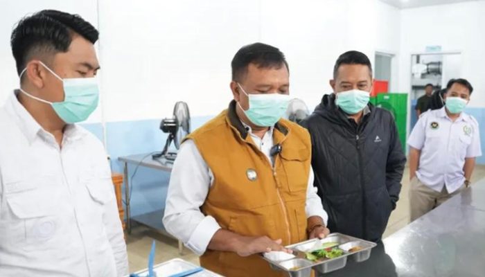 Pastikan Program MBG Optimal, Wabup Asep Sopari Tinjau Proses Produksi Hingga Distribusi