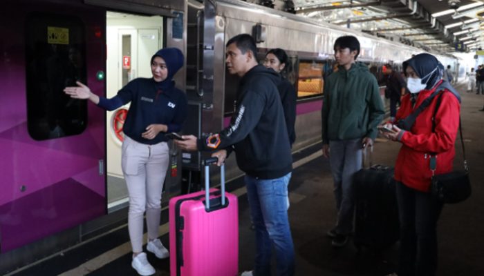 KAI Daop 2 Bandung Tambah 4 Kereta untuk Nataru 2025/2026, Sediakan 44 Ribu Kursi Ekstra