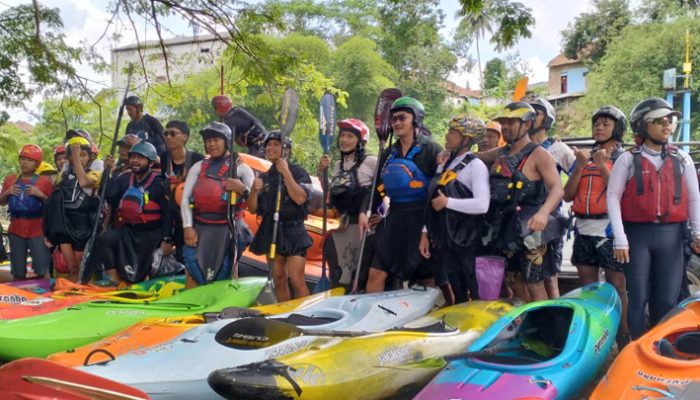 Merah Putih Membentang di Sungai Ciwulan, Tasik Baseuh Gerakan Cinta Sungai dan Tanah Air