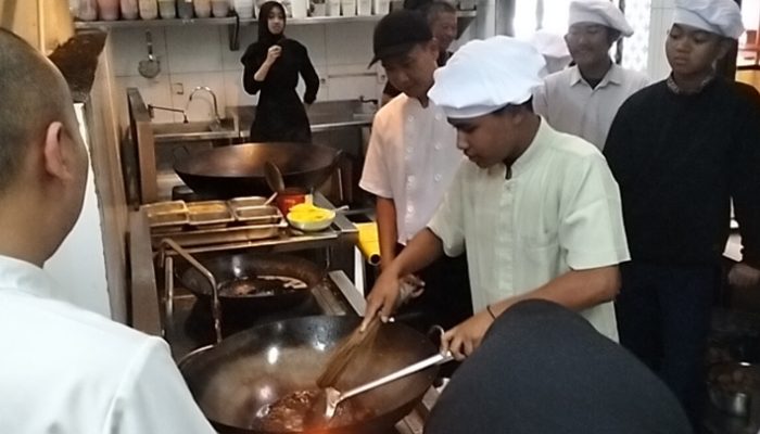 Cooking Class Siswa SLB Warnai Peringatan Hari Disabilitas di Tasikmalaya