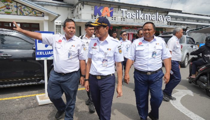 Dirut KAI Tinjau Posko Nataru di Bandung, Pastikan Layanan Kereta Tetap Aman