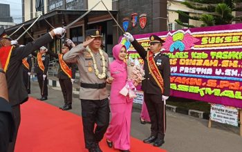 Sambut Kapolres Baru, Polres Tasikmalaya Gelar Tradisi Pedang Pora