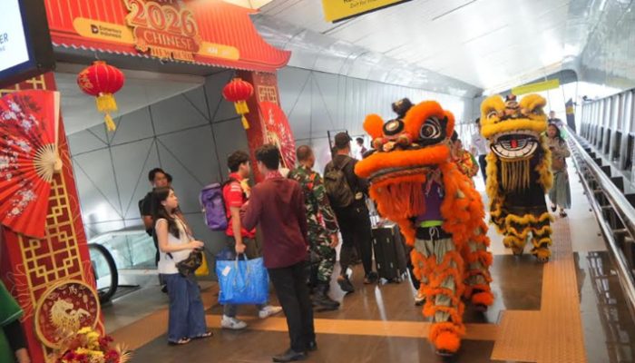 Barongsai Meriahkan Stasiun Bandung, Penumpang KA Melonjak Saat Imlek