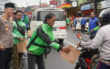 Polres Tasikmalaya Gandeng Ojol Bagikan 250 Paket Takjil Sambil Edukasi Tertib Lalu Lintas