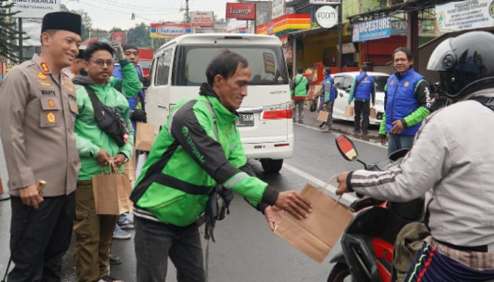 Polres Tasikmalaya Gandeng Ojol Bagikan 250 Paket Takjil Sambil Edukasi Tertib Lalu Lintas