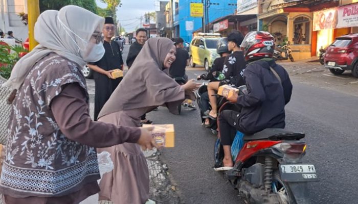 Aksi Ramadhan Perawat Hipkabi Tasikmalaya, Ratusan Takjil Dibagikan di Jalan Raya