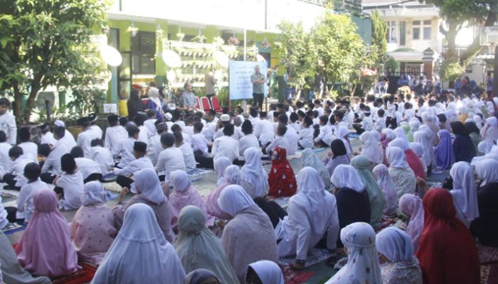 Dandim Tasikmalaya Santuni Anak Yatim di SDN Citapen saat Penutupan Kegiatan Ramadhan