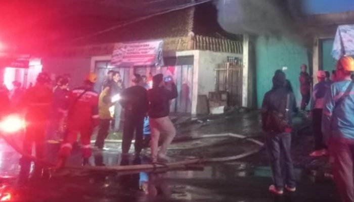Kebakaran Toko Perabotan di Cihideung Kota Tasikmalaya, 1 Petugas Damkar Terluka