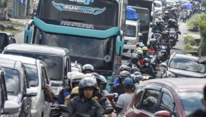 Macet 12 Km di Jalur Gentong, Pemudik Turun dari Mobil hingga Pedagang Raup Untung