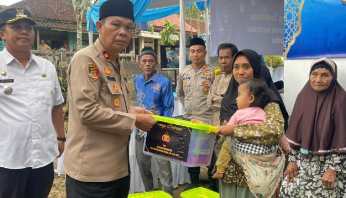 Program Rutilahu Hadir di Ciakar, Polres Tasikmalaya Serahkan Bantuan Sosial