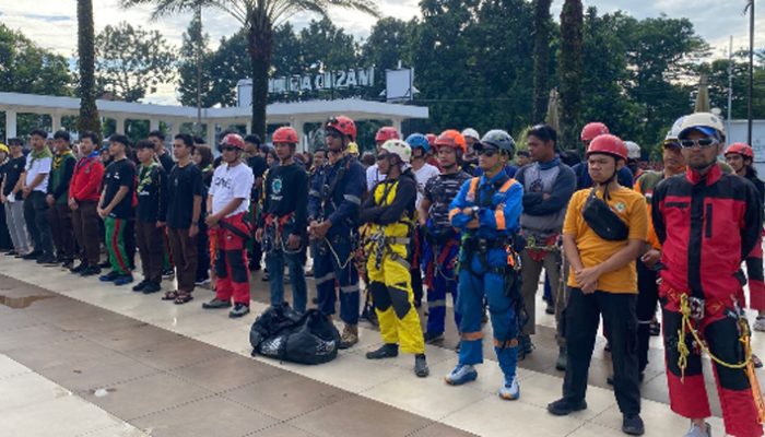 Pakai Teknik Vertical, Ratusan Relawan Ikut Clean Up Masjid Agung Kota Tasikmalaya