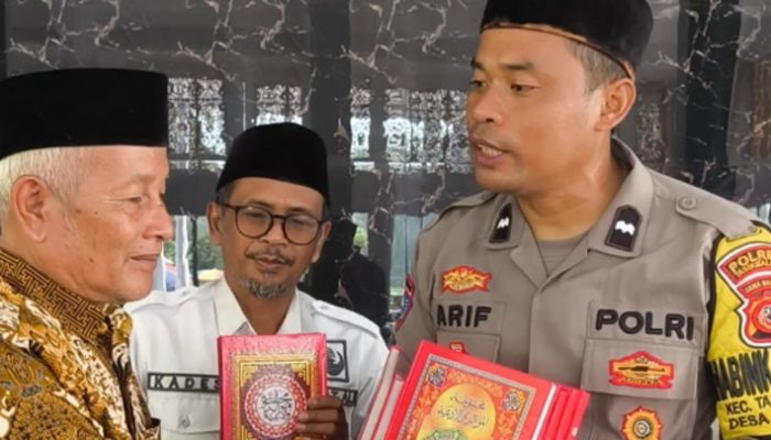 Aksi Mulia Bhabinkamtibmas Tanjungjaya, Donasikan Al-Qur’an dari Gaji Pribadi