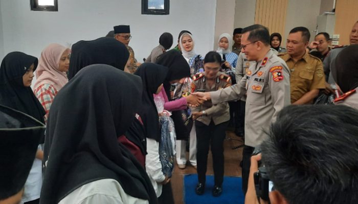 Humanis! Serdik Sespimma Polri Angkatan 75 Bagikan Sembako dan Perlengkapan Sekolah