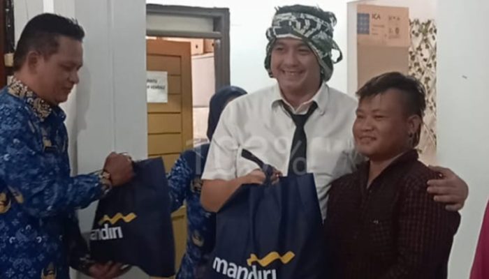Wawalkot Tasikmalaya Turun Langsung, Ratusan Sembako Dibagikan di Momen Hari Buruh