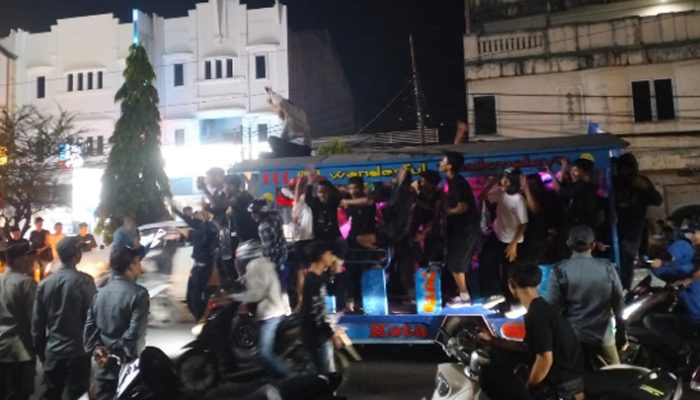 Suasana Kota Tasikmalaya Membiru Usai Kemenangan Persib, Bobotoh Turun ke Jalan