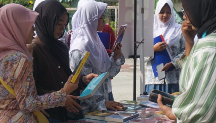 Dorong Budaya Literasi, 100 Buku Sastra Dibagikan ke Siswa SMAS Muhammadiyah Tasikmalaya