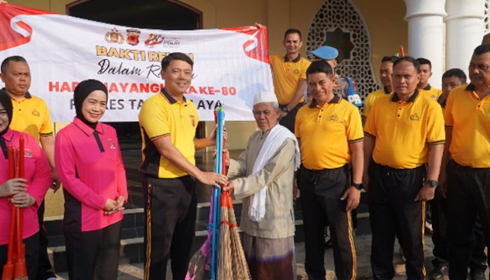 Bakti Religi Hari Bhayangkara, Polres Tasikmalaya Bersihkan Masjid dan Salurkan Bantuan Peralatan Kebersihan