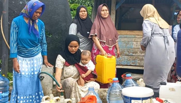 Kemarau Melanda Bojonggambir, Ratusan Warga Antre Air Bersih di Masjid