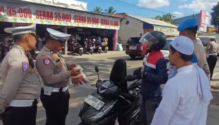 Razia Lalu Lintas di Tasikmalaya Berubah Wajah, Pelanggar Ringan Diajak Mengaji, Pengendara Tertib Dihadiahi Teh Manis