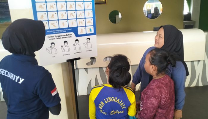 Akses Komunikasi Masih Jadi Tantangan, Tee Jay Water Park Mulai Gunakan Simbol Bahasa Isyarat