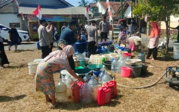 Kekeringan Melanda, Polsek Tanjungjaya Kirim 5.000 Liter Air