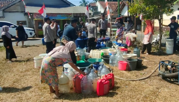 Kekeringan Melanda, Polsek Tanjungjaya Kirim 5.000 Liter Air