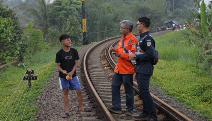 KAI Daop 2 Bandung Minta Pengguna Jalan Tak Ambil Risiko di Perlintasan
