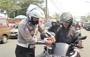 Satlantas Tasikmalaya Bagikan Bendera, Semangat Merah Putih Menyapa Jalan Raya