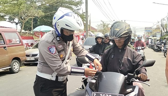 Satlantas Tasikmalaya Bagikan Bendera, Semangat Merah Putih Menyapa Jalan Raya