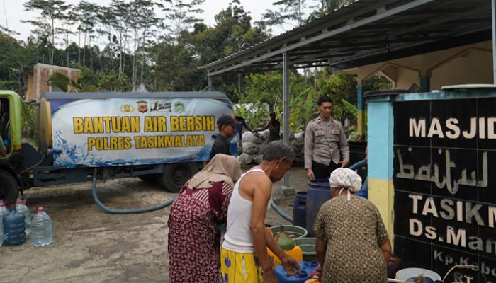 Kemarau Mengeringkan Sumur Warga, Polres Tasikmalaya Kirim 5.000 Liter Air