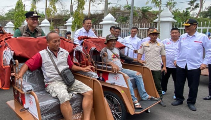220 Pengayuh Becak Senior di Kabupaten Tasikmalaya Terima Becak Listrik