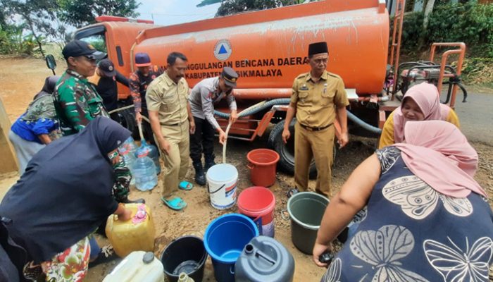 Kemarau Panjang, Polres dan BPBD Tasikmalaya Kirim Air Bersih ke Bojonggambir
