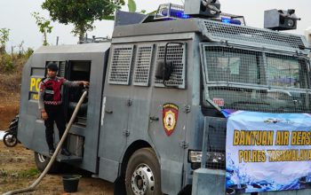 Water Cannon Polres Tasikmalaya Jadi “Tandon Berjalan” di Tengah Krisis Air Tanjungjaya
