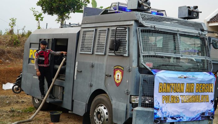 Water Cannon Polres Tasikmalaya Jadi “Tandon Berjalan” di Tengah Krisis Air Tanjungjaya