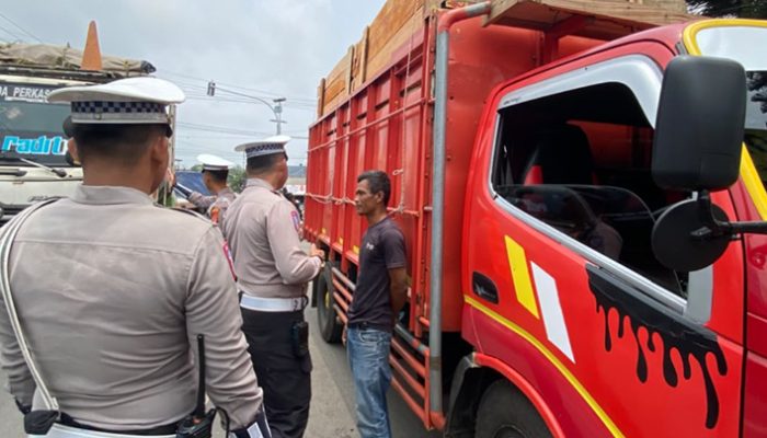 Kantuk Bukan Alasan Merokok saat Mengemudi, Polisi Ingatkan Sopir Truk